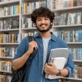 Student mit Merkmalen eines Migrationshintergrunds