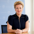 Ministerin Ina Brandes MdL sitzend vor einer Pressewand